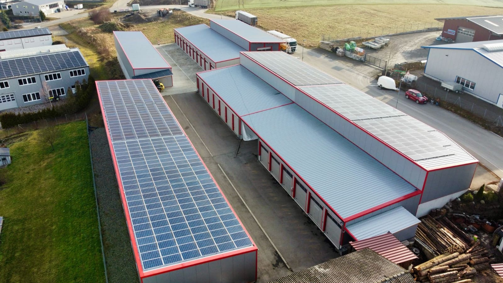 Seitenansicht der Garagenanlage